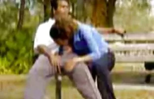 XXX ஒரு இறுக்கமான கழுதையில் குழந்தையைப் பிடிக்கிறது