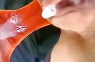 XXX அம்மா தன் மகனை அவளது மார்பகங்களுடன் இணைக்க அனுமதித்தார்