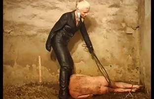 XXX தந்தை செக்ஸ் செய்யும் போது மகள் இறுக்கமாக தூங்குகிறாள்