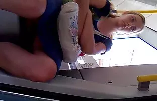XXX தன் மகனுக்கு அப்பாவை விட டிக் இருப்பதை அம்மா கண்டுபிடித்தார்