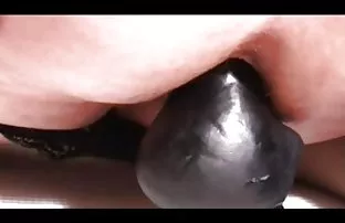 XXX ஒரு காதலியைக் கட்டி, நாற்காலிகளில் தோராயமாகப் பிடித்தாள்
