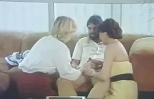XXX அசையாத அம்மாவையும் சகோதரியையும் மகன் கற்பழிக்கிறான்