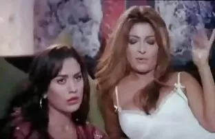 XXX நிர்வாண பொன்னிற ஹாலோவீன் ஆடைகளில் முயற்சிக்கிறது