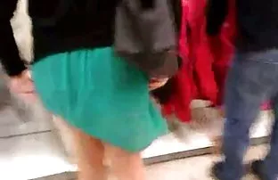 XXX நாய் பாணி அழகான ரெட்ஹெட் பெண்