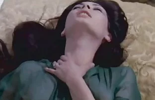 XXX ஒரு குறுகிய கண்கள் கொண்ட மார்பளவு அழகி