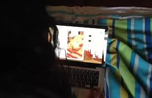 XXX பயிற்சியாளர் ஒரு இளம் அனிம் விளையாட்டு வீரரைப் பிடிக்கிறார்