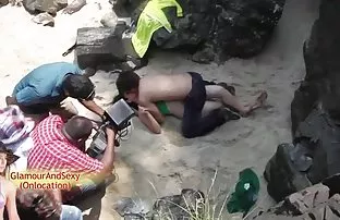 XXX மகன் ஒரு கவசத்தில் நிர்வாண அம்மா மீது விரல் விட்டு